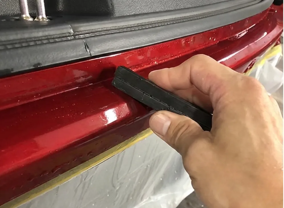 車体の細部へ保護フィルムを密着させる手元