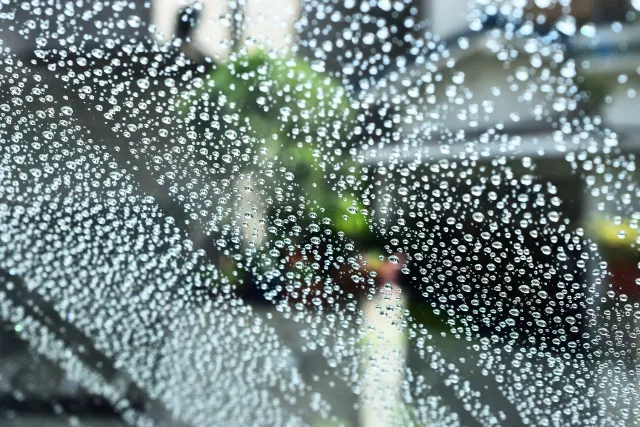 撥水加工されたガラス上の水滴