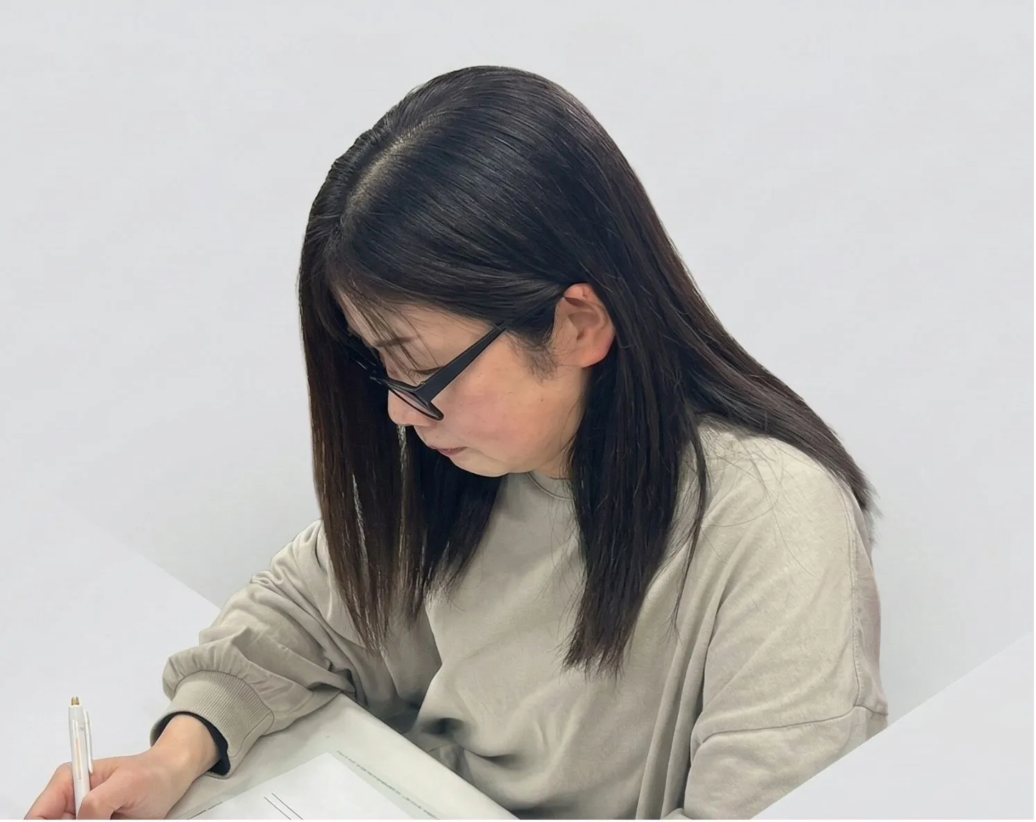 事務作業を行う伊藤さと美
