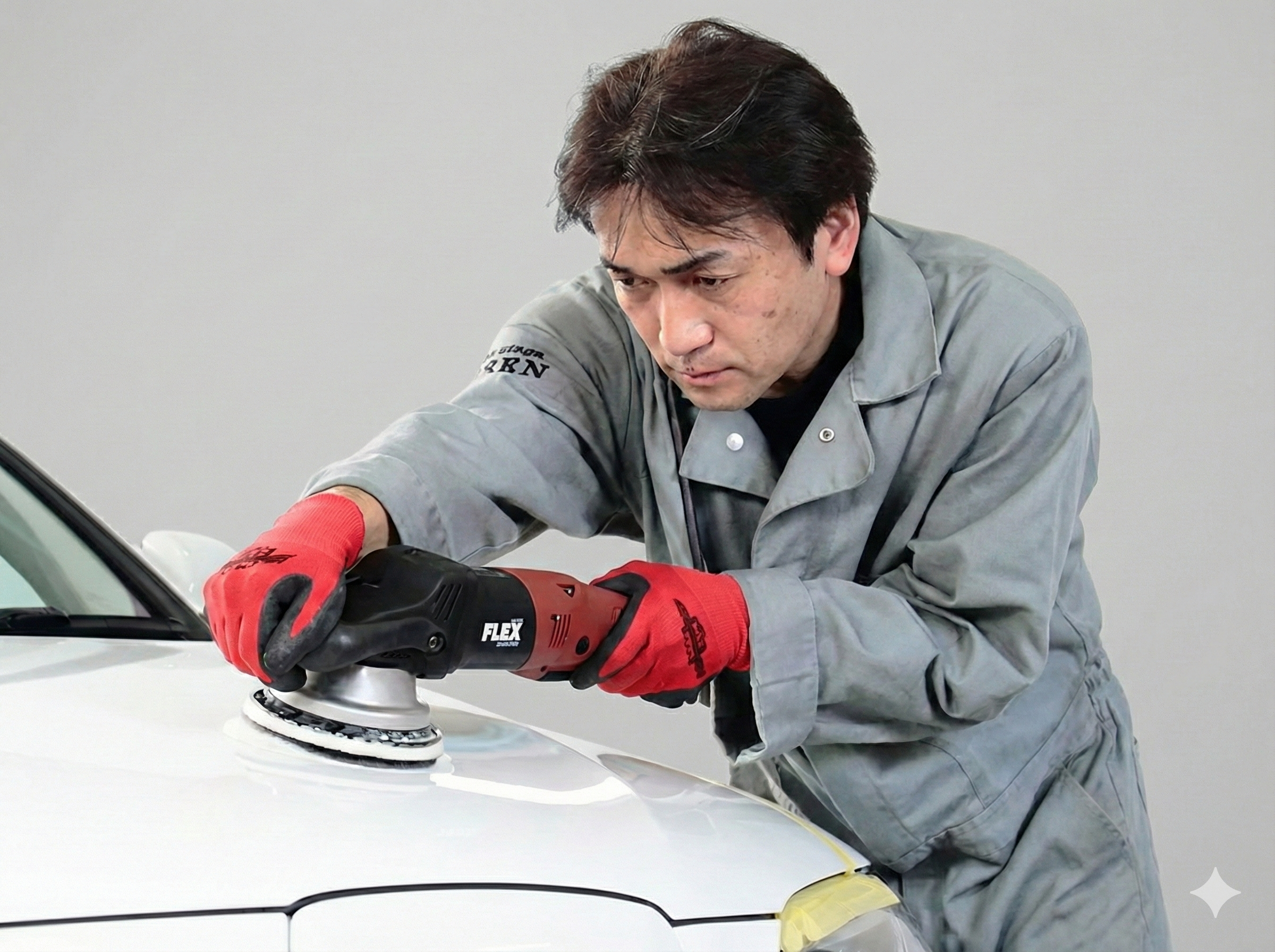 車体を研磨するチーフ 海野吉伸