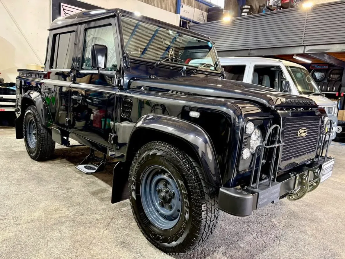【静岡市】クラシックディフェンダー ダブルキャブピックアップにカーコーティング施工｜外車の塗面をより透明かつ濃厚な艶へ